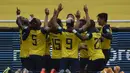 Para pemain Ekuador, merayakan gol pertama Ekuador yang dicetak Robert Arboleda, dalam laga lanjutan kualifikasi Piala Dunia 2022 zona CONMEBOL melawan Kolombia di Rodrigo Paz Delgado Stadium, Quito, Ekuador, Rabu (18/11/2020) pagi WIB. Ekuador menang 6-1 atas Kolombia. (AFP/Rodrigo Buendia/Pool)