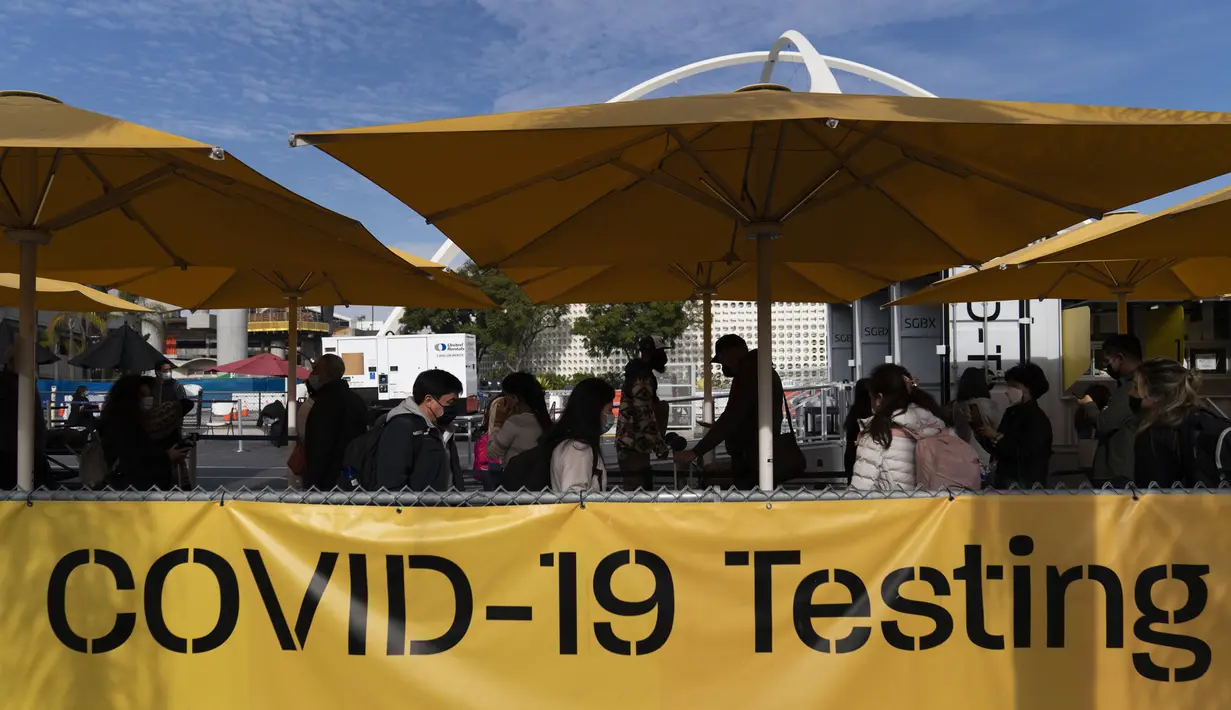 Pelancong mengantre untuk dites COVID-19 di Bandara Internasional Los Angeles di Los Angeles, Senin (20/12/2021). Departemen Kesehatan Masyarakat Los Angeles County melaporkan jumlah kasus baru harian COVID-19 meningkat tiga kali lipat selama seminggu. (AP Photo/Jae C.Hong)