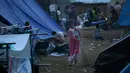 Seorang anak perempuan menyapu tempat penampungan pengungsi korban gempa bumi di Lombok Utara,  NTB, Rabu (8/8). BPBD Lombok Utara mencatat data sementara jumlah korban jiwa akibat gempa Lombok mencapai 347 orang. (AP/Tatan Syuflana)