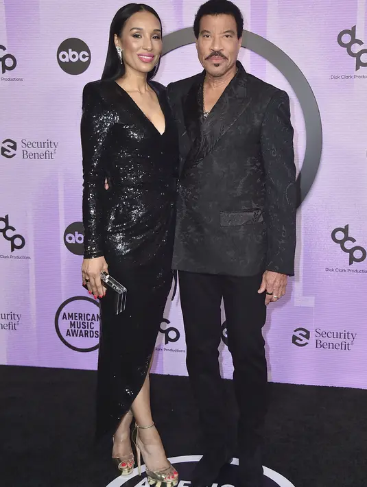 Lionel Richie bersama Lisa Parigi tiba di American Music Awards di Microsoft Theater di Los Angeles pada Senin (21/11/2022). (Photo by Jordan Strauss/Invision/AP)