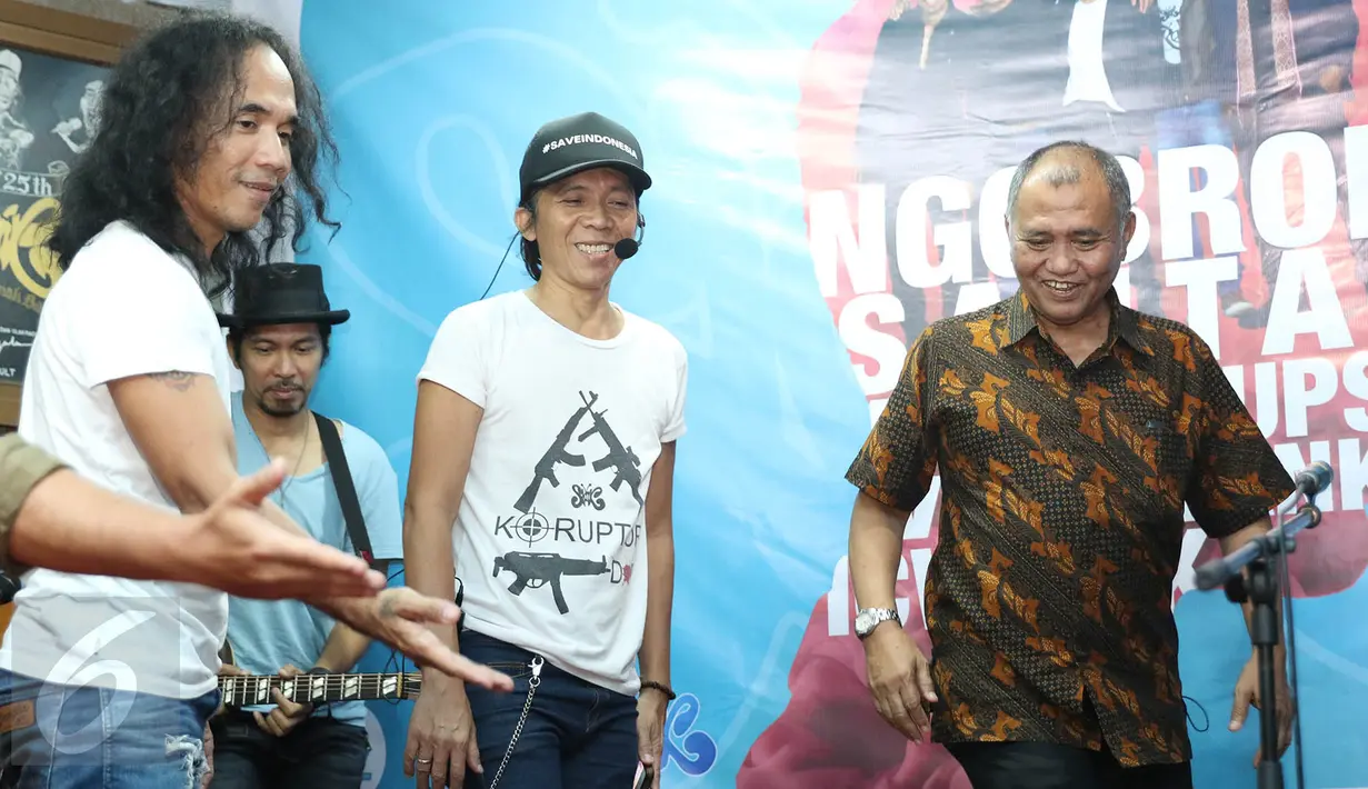 Personel grup band Slank menyambut kedatangan Ketua KPK Agus Rahardjo saat acara Ngobrol Santai Antikorupsi Bersama Slank, KPK, dan ICW di Jakarta, Rabu (12/4). Acara tersebut bertema "Mencegah Regenerasi Koruptor" (Liputan6.com/Immanuel Antonius)