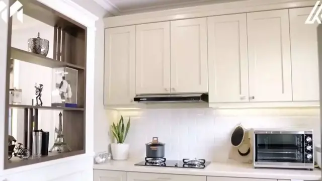 Dapur Model L dengan Island Marmer yang Estetik