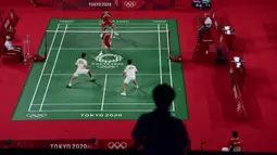 Pasangan Marcus/Kevin memulai gim pertama dengan tidak terlalu percaya diri. Mereka tertinggal 5-11 oleh pasangan Taiwan, Lee/Wang. Perlahan mereka mulai memperkecil defisit ketertinggalan, namun pasangan Lee/Wang mampu menutup gim pertama dengan skor 21-18. (Foto: AFP/Pedro Pardo)