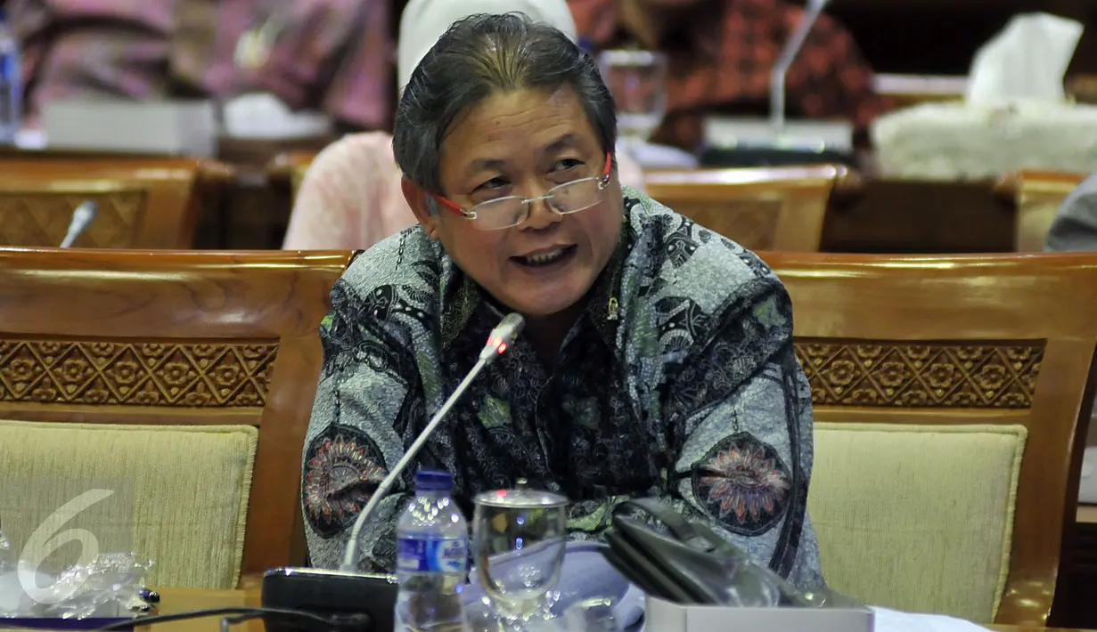 Ketua Panja Harmonisasi Revisi Undang - Undang KPK sekaligus Wakil Ketua Badan Legislasi Firman Soebagyo saat rapat pleno mengenai kelanjutan revisi UU KPK di Kompleks Parlemen Senayan, Jakarta, Rabu (10/2/2016). (Liputan6.com/Johan Tallo)