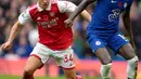 Pemain Chelsea Trevoh Chalobah (kanan) berebut bola dengan pemain Arsenal Granit Xhaka pada pertandingan sepak bola Liga Inggris di Stadion Stamford Bridge, London, Inggris, 6 November 2022. Arsenal kembali memuncaki klasemen Liga Inggris usai mengalahkan Chelsea dengan skor 1-0. (AP Photo/Kirsty Wigglesworth)