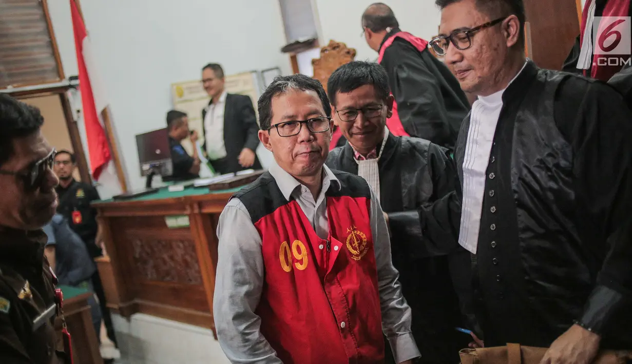 Terdakwa kasus dugaan penghilangan barang bukti pengaturan skor, Joko Driyono usai menjalani sidang putusan di PN Jakarta Selatan, Selasa (23/7/2019). Joko Driyono dinyatakan bersalah atas perkara pengrusakan barang bukti dengan vonis hukuman 1 tahun 6 bulan penjara. (Liputan6.com/Faizal Fanani)