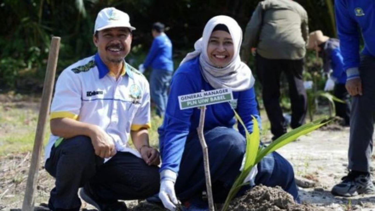PLN Babel Berdayakan Komunitas, Hijaukan Pesisir Kritis Pantai Temberan