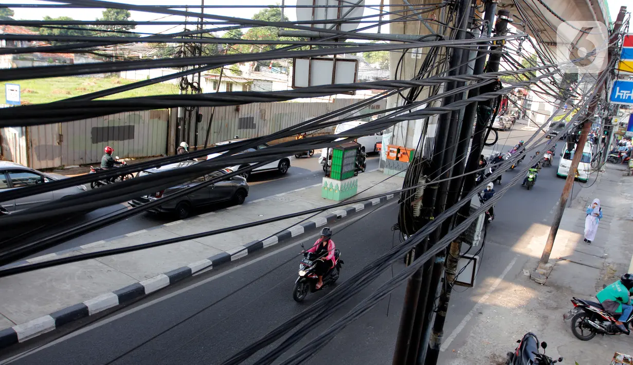 Selain itu juga dapat membahayakan keselamatan pejalan kaki maupun pengendara yang melintas. (Liputan6.com/Johan Tallo)