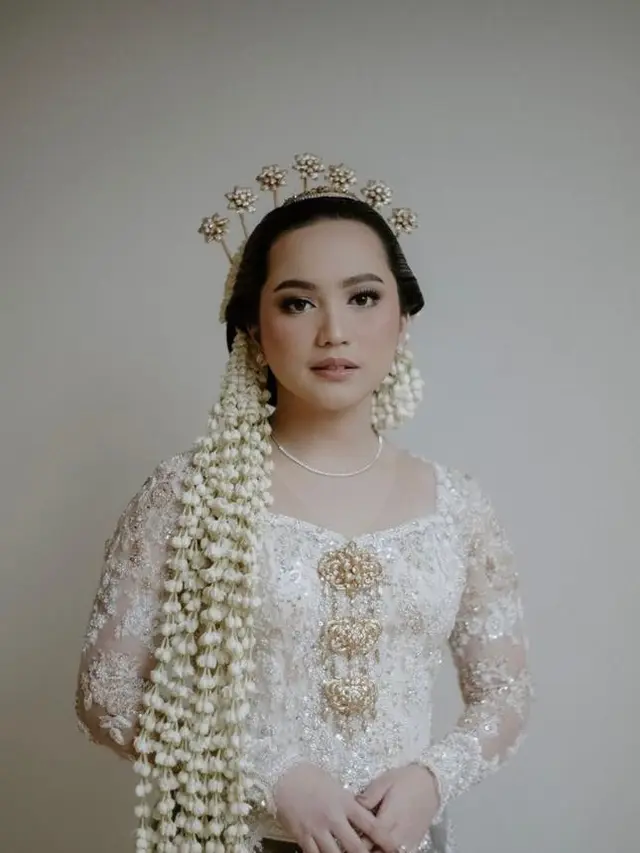 Cantiknya Rachel Amanda Berkebaya Adat Jawa di Hari Pernikahannya