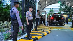 Petugas keamanan berjaga di lokasi debat keempat Pilpres 2019 di Hotel Shangri-La, Jakarta, Sabtu (30/3). Debat kali ini mengangkat tema tentang ideologi, pemerintahan, pertahanan dan keamanan, serta hubungan internasional. (Liputan6.com/Angga Yuniar)