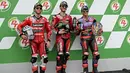 Pebalap Ducati Lenovo Team Francesco Bagnaia (tengah), Enea Bastianini (kiri) dan Jorge Martin berpose usai sesi kualifikasi MotoGP Thailand di Sirkuit Internasional Buriram, Sabtu 26 Oktober 2024. (Lillian SUWANRUMPHA/AFP)
