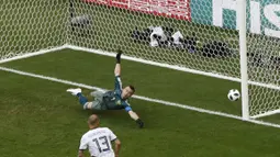 Kiper Rusia, Igor Akinfeev gagal menghalau bola sepakan Luis Suarez pada laga grup A Piala Dunia 2018 di Samara Arena, Samara, Rusia, (25/6/2018). Uruguay menang 3-0. (AP/Efrem Lukatsky)