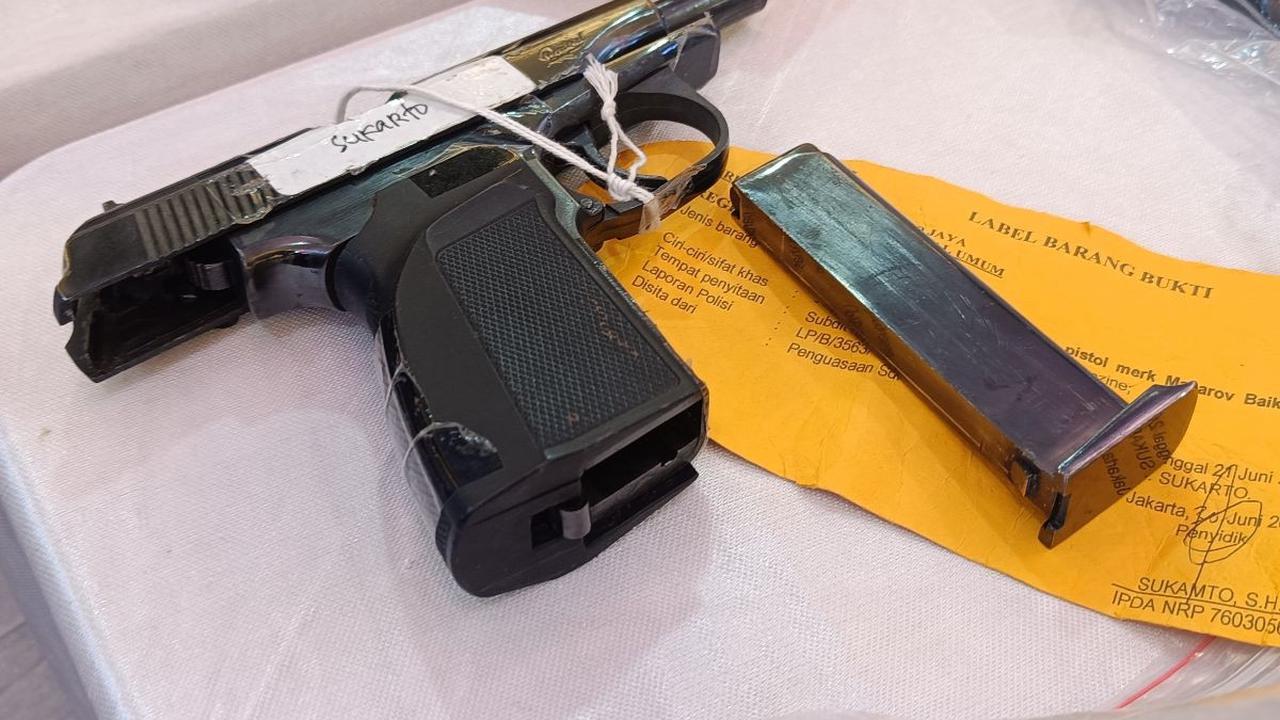 "Ternyata senjata airgun bisa dimodifikasi menjadi senjata api, dengan cara mengganti laras, mengganti onderdil yang ada di dalamnya, kemudian ini kita temukan di pabrik Semarang dan Sumedang," kata Hengki.