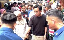 Berkaos Hitam Wapres Gibran Blusukan di Surabaya, Ibu-Ibu Kampung Salting Bisik-Bisik Bilang Ganteng