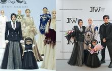 Aurel Hermansyah dan Ameena tampil kompak di catwalk JFW 2024 dengan busana monokrom, tubuh llngsing Aurel mencuri perhatian