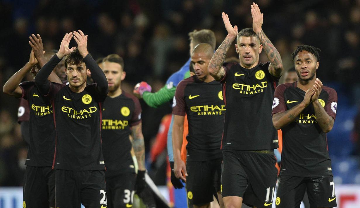 Para pemain Manchester City menyapa fans usai menaklukkan Crystal Palace. Kemenangan ini membuat City naik ke posisi kedua klasemen Premier League. (Reuters/Hannah McKay)