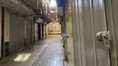 Toko-toko yang tutup terlihat di Grand Bazaar Teheran, Iran, Selasa (15/11/2022). Memperluas demonstrasi menjadi pemogokan dan boikot dapat semakin meningkatkan tekanan pada pemerintah Iran, yang ekonominya telah menderita di bawah sanksi internasional. (AP Photo/Vahid Salemi)