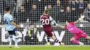 Pemain West Ham United, Jarrod Bowen (tengah) mencetak gol kedua timnya ke gawang Brentford pada laga lanjutan Liga Inggris 2023/2024 di London Stadium, London, Inggris,Selasa (27/02/2024) dini hari WIB. (AP Photo/PA/Zac Goodwin)