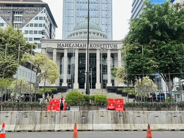Suasana di luar Gedung Mahkamah Konstitusi (MK), Jalan Medan Merdeka Barat, Jakarta Pusat saat berlangsungnya sidang sengketa Pilpres 2024. (Liputan6.com/Nanda Perdana Putra)