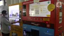 Konsumen bertransaksi dengan uang elektronik di Jakarta, Rabu (2/12/2020). Saat ini frekuensi transaksi mandiri e-money telah menembus 650 juta transaksi dengan nilai yang mencapai Rp10 triliun pada Januari-September 2020 lalu. (Liputan6.com/Angga Yuniar)