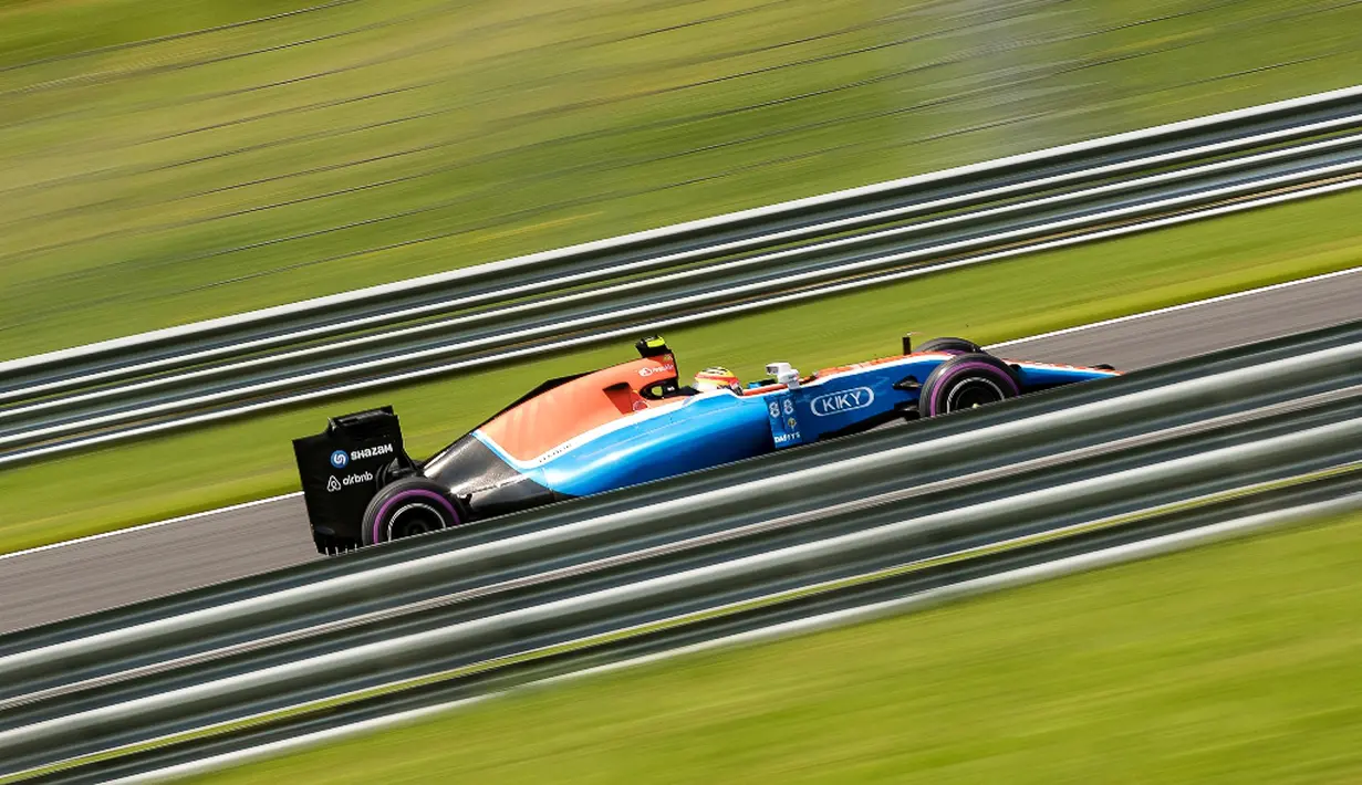 Pebalap Manor Racing asal Indonesia, Rio Haryanto, berhasil finis ke-16 saat balapan F1 GP Austria di Sirkuit Red Bull Ring, Austria, Minggu (3/7/2016). (EPA)