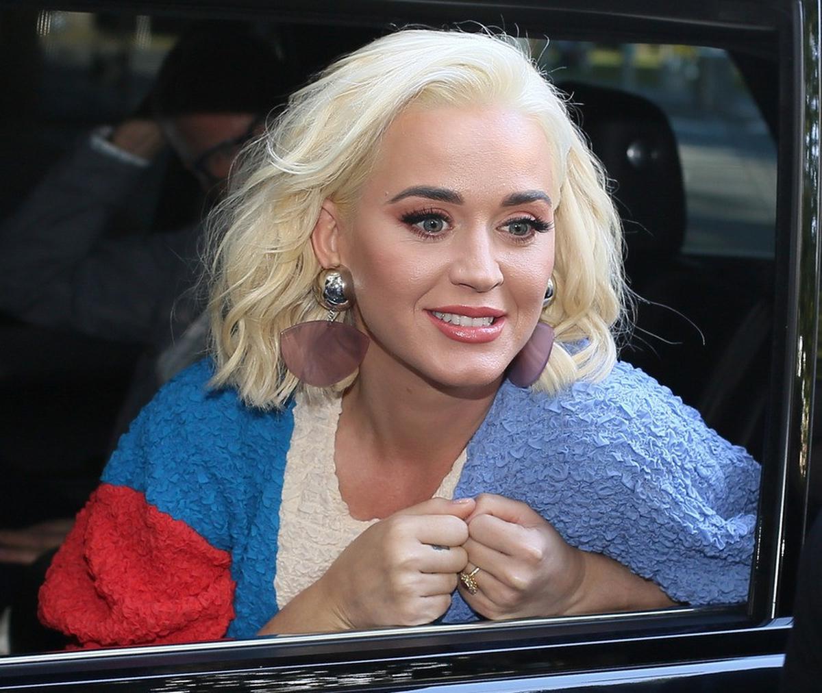 Foto AI Katy Perry Menampilkan Dirinya Dengan Gaun Beige Muda