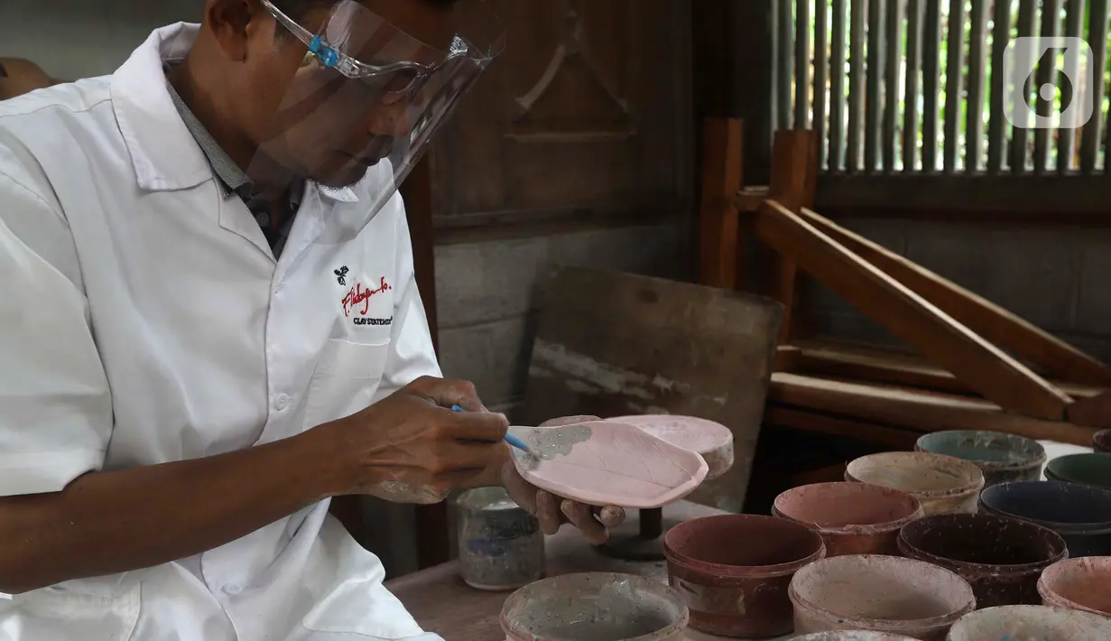 Pekerja mencetak keramik hias berbentuk daun di Studio Workshop Rumah Keramik F Widayanto, Tanah Baru, Beji, Kota Depok, Jawa Barat, Rabu (18/11/2020). Variasi harga keramik hias produksi Rumah Keramik F Widayanto tergantung ukuran, model, dan tingkat kesulitan. (Liputan6.com/Herman Zakharia)
