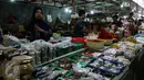 Pedagang sedang menunggu pembeli di pasar Kebayoran Lama, Jakarta, Selasa (3/1). Kelompok bahan makanan menjadi penyumbang inflasi terbesar sepanjang 2016 yakni mencapai 1,21 persen dari inflasi 2016 yang mencapai 3,02 persen. (Liputan6.com/Angga Yuniar)