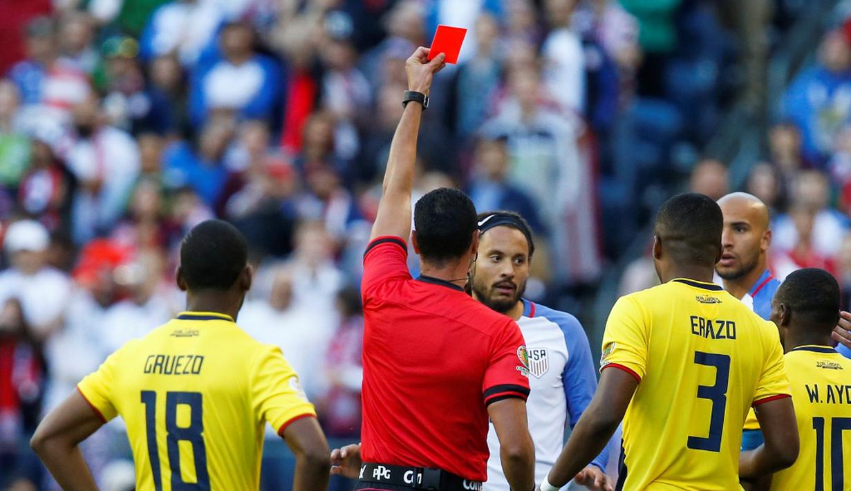 Pemain AS, Jermaine Jones, mendapat kartu merat saat melawan Ekuador pada perempat final Copa America Centenario 2016, di Century Link Field, Seattle, Jumat (16/6/2016). (Reuters/Joe Nicholson-USA TODAY Sports)