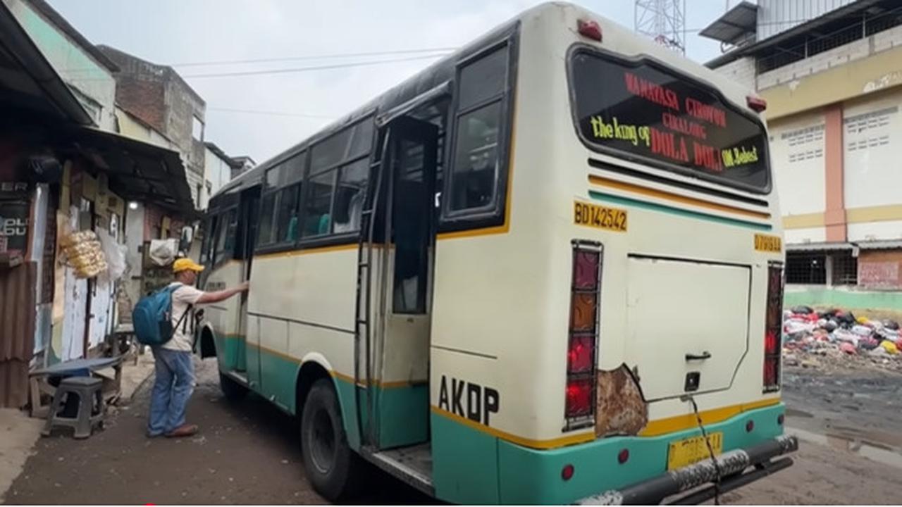 Meski Zaman Sudah Modern, Bus Jadul Ini Masih Beroperasi Satu Kali Dalam Sehari