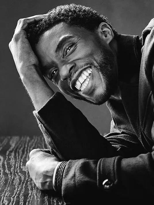 <p>Nama almarhum Chadwick Boseman menembus trending topic Twitter Indonesia pada Minggu (24/7/2022) siang. Musababnya, Marvel Studios meluncurkan trailer resmi film Black Panther: Wakanda Forever pada hari yang sama. Netizen sejagat terkenang kebesaran aktor Chadwick Boseman sebagai pemeran T&rsquo;Challa alias Black Panther. Mereka kini menebak siapa penerus almarhum sebagai Raja Wakanda. (Foto: Dok. Intagram terverifikasi @chadwickboseman)</p>