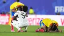 Pemain Kolombia Johan Mojica menghibur pemain GhanaThomas Partey usai pertandingan sepak bola babak 32 besar Piala Dunia antara Kolombia dan Ghana di Kansas City, Mo., Jumat (03/07/2026). (AP Photo/Jeff Roberson)