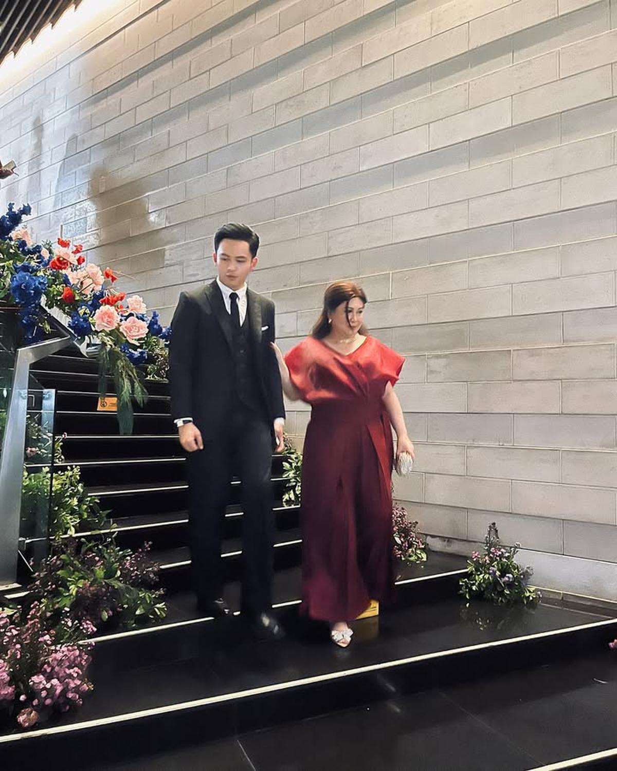 Bukan dengan Lyodra, 7 Potret Randy Martin Kondangan Bareng Sosok Tersayang Ini - Tampil Formal Pakai Setelan Jas