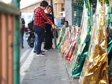 Pembeli memilih parsel yang dijual di kawasan Cikini, Jakarta, Selasa (28/5/2019). Menjelang hari raya Idul Fitri 1440 H, penjualan parsel di kawasan tersebut mulai meningkat, meskipun diakui para pedagang jumlah pejualan tidak sebanyak tahun lalu. (Liputan6.com/Immanuel Antonius)