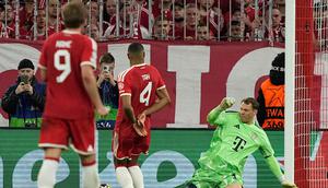 Aksi Manuel Neuer saat menghentikan peluang berbahaya dari PSG, Kamis (7/5/2026) (AP Photo/Matthias Schrader)