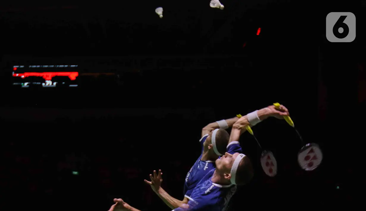 Hanya butuh dua gim, Viktor Axelsen menyegel kemenangan dengan skor kembar 21-15 dan 21-15. (Liputan6.com/Herman Zakharia)