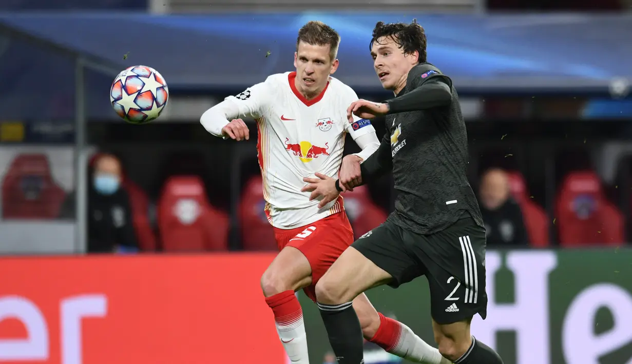 Gelandang RB Leipzig, Dani Olmo (kiri), berebut bola dengan bek Manchester United, Victor Lindelof dalam laga lanjutan Liga Champions 2020/21 Grup H di RB Arena, Leipzig, Selasa (8/12/2020). RB Leipzig menang 3-2. (AFP/Annegret Hilse/Pool)