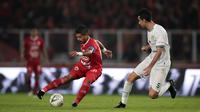 Striker Persija Jakarta, Bambang Pamungkas, berebut bola dengan pemain Persebaya pada laga Shopee Liga 1 di SUGBK, Jakarta, Selasa (17/12). Persebaya menang 2-1 atas Persija. (Bola.com/Yoppy Renato)