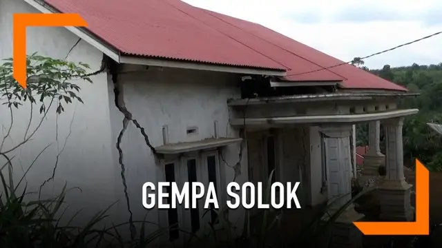 Sejumlah warga Solok Sumatera Barat belum berani pulang ke rumah usai diguncang gempa bumi Magnitudo 5,6 hari Kamis (28/2). Mereka khawatir akan datang gempa susulan.