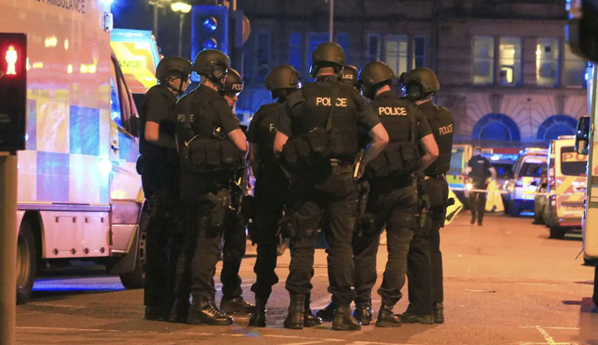 Senin (22/5/2017), konser Ariana Grande diakhiri dengan ledakan bom yang membuat suasana menjadi kacau dan para penonton berteriakan sambil berlarian menyelamatkan diri. Suasana Manchester pun kini berada dalam pengamanan polisi. (APexchange/Bintang.com)