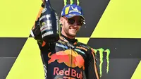 Pembalap Red Bull KTM, Brad Binder, menjuarai MotoGP Republik Ceska, di Sirkuit Brno, Minggu (9/8/2020). (AFP/Joe Klamar)