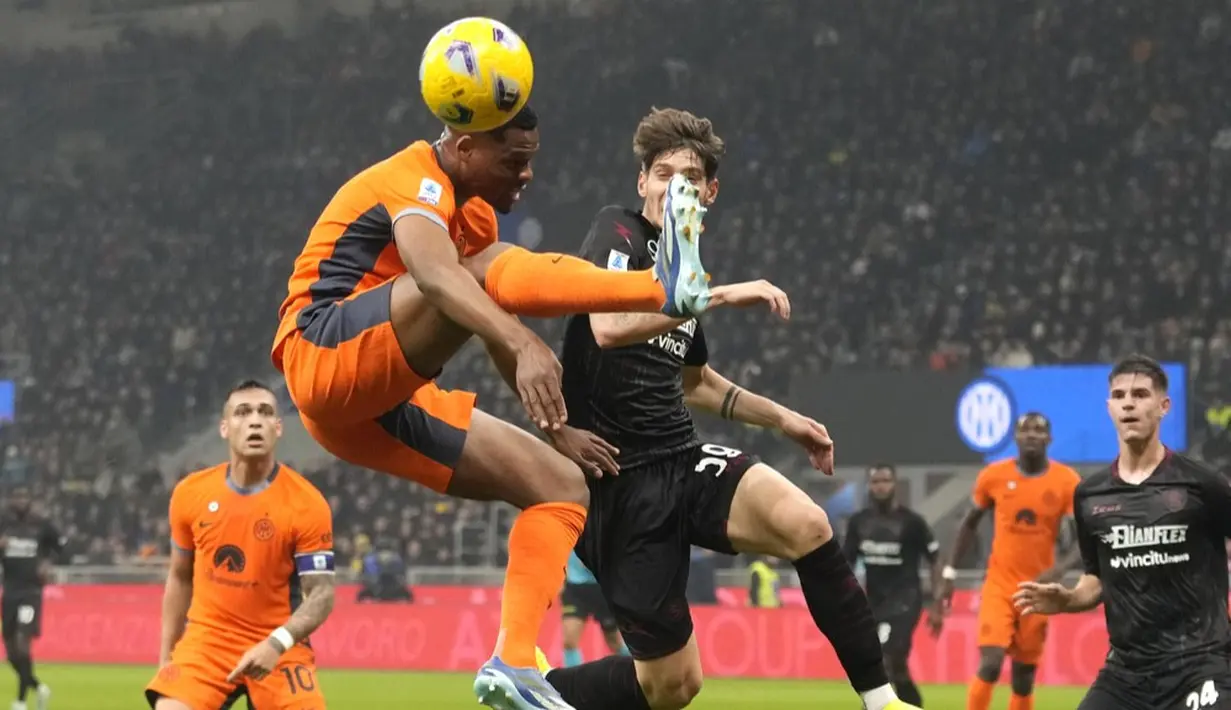 Pemain Inter Milan, Denzel Dumfries, berusaha mengontrol bola saat melawan Salernitana dalam duel pekan ke-24 Serie A di Stadion Giuseppe Meazza, Sabtu (17/2/2024). (AP Photo/Luca Bruno)
