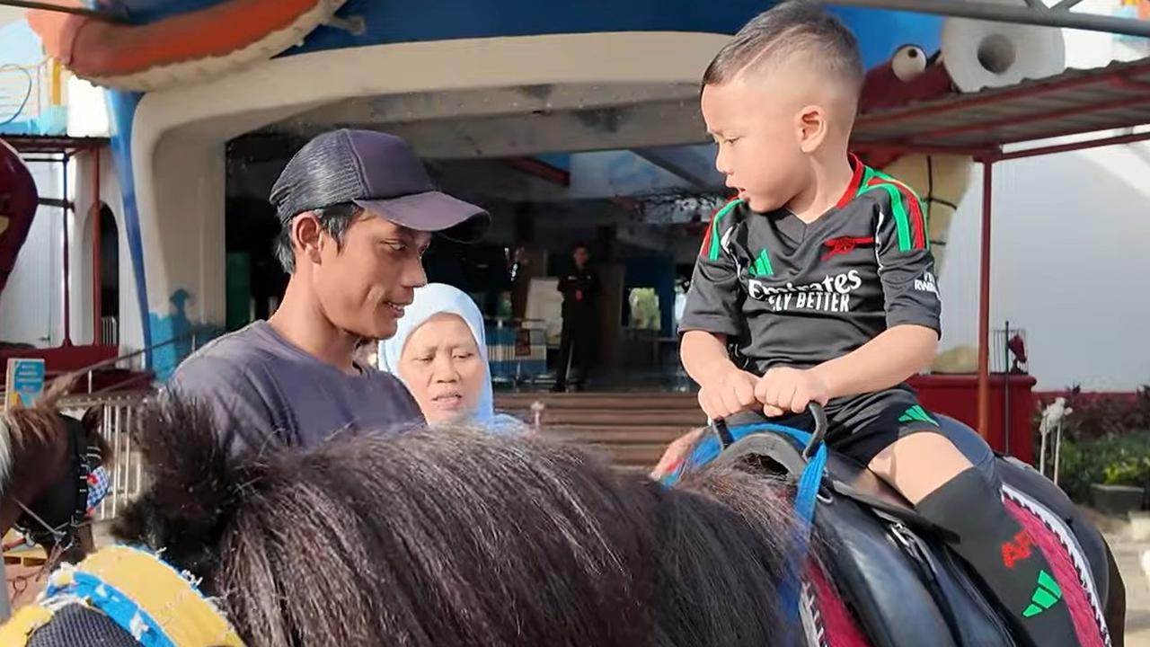 Potret Rayyanza Nongkrong Bareng Sus Rini di Kafe, Anteng Sambil Ngobrol - Peluk Nagita Slavina yang Baru Datang