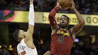 Guard Cleveland Cavaliers, Dwyane Wade (kanan), mencatat poin tertinggi bersama Cleveland Cavaliers di NBA 2017-2018 pada laga melawan Chicago Bulls, Rabu (25/10/2017) WIB. (AP Photo/Tony Dejak)