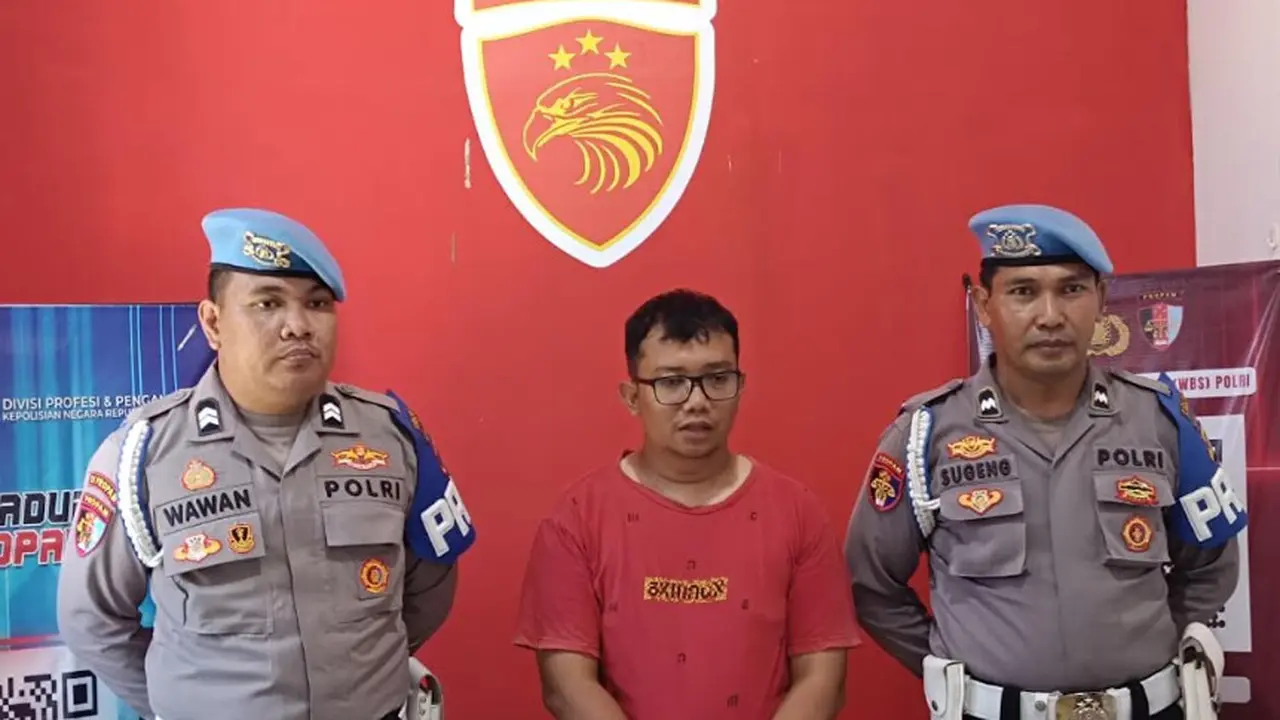 Polisi pamer tumpukan uang di status