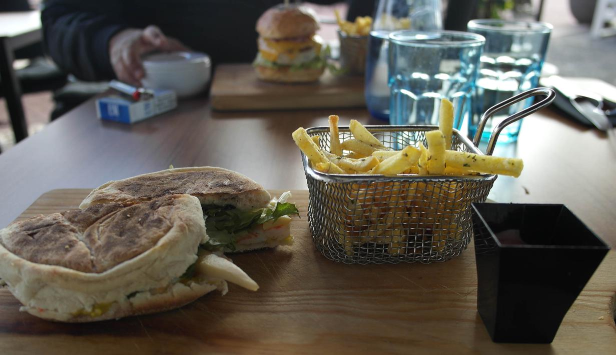 Ini menu makanan yang dinamai CR7 Sandwich di CR7 Corner Restaurant and Bar. Cristiano Ronaldo membangun bisnis pariwisata itu di kota kelahirannya Funchal.  (Bola.com/Reza Khomaini)