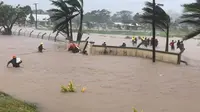 Perwira tentara Fiji membawa orang-orang ke tempat aman di Barak Sukanaivalu. (Foto: Facebook / Kantor Manajemen Bencana Nasional Fiji)