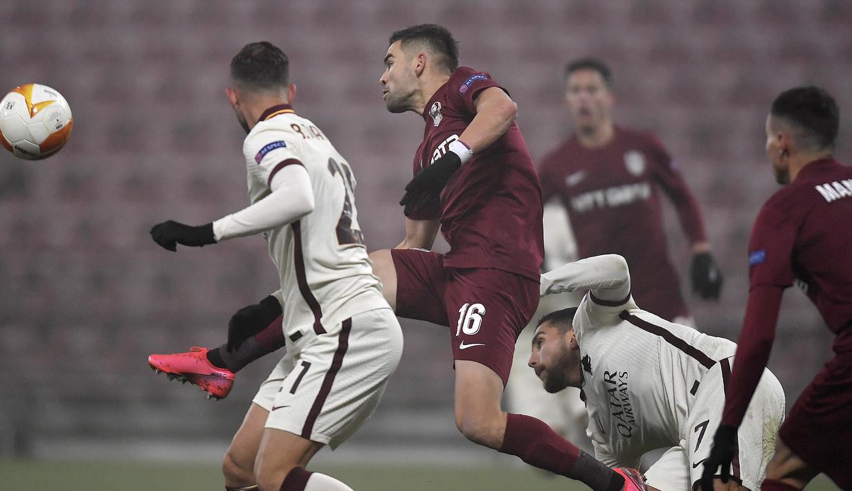 Bek CFR Cluj, Mateo Susic (tengah), berebut bola dengan striker AS Roma, Borja Mayoral (kiri), dalam laga lanjutan Liga Europa 2020/21 Grup A di Cluj-Napoca, Rumania, Kamis (26/11/2020) waktu setempat. CFR Cluj kalah 0-2 dari AS Roma. (AFP/Alex Nicodim)