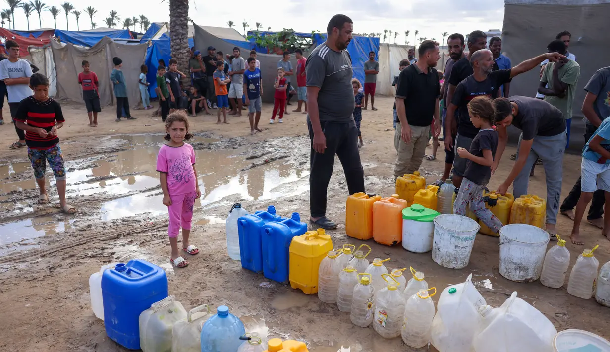 Kehidupan warga Palestina di lokasi pengungsian semakin berat, karena saat ini tak ada cukup makanan, air bersih dan obat-obatan. (Bashar TALEB/AFP)
