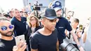 Gelandang Bayern Munchen, Douglas Costa, dikerubuti wartawan saat akan menjalani tes medis bersama Juventus di Juventus Medical Center, Turin, Rabu (12/7/2017). (EPA/Alessandro Di Marco)